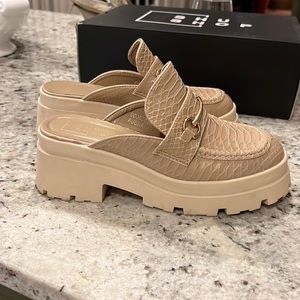 Shu Shop Audra Taupe Snake size 6 1/2